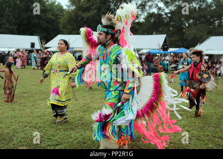 Native American Darsteller in traditionellen Kostümen tanzen am jährlichen Indianerstamm Herbstfest und Pow Wow, Virginia, USA gekleidet Stockfoto