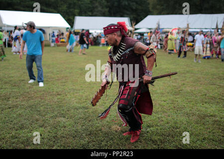 Native American Darsteller in traditionellen Kostümen tanzen am jährlichen Indianerstamm Herbstfest und Pow Wow, Virginia, USA gekleidet Stockfoto