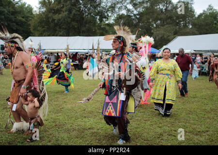 Native American Darsteller in traditionellen Kostümen tanzen am jährlichen Indianerstamm Herbstfest und Pow Wow, Virginia, USA gekleidet Stockfoto