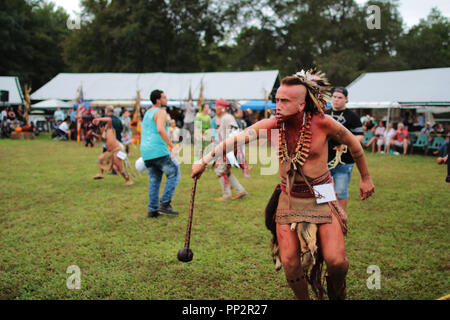 Native American Darsteller in traditionellen Kostümen tanzen am jährlichen Indianerstamm Herbstfest und Pow Wow, Virginia, USA gekleidet Stockfoto