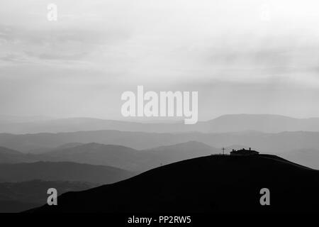 Blick auf Serrasanta Hermitage (Umbrien, Italien) auf einem Berg, mit verschiedenen anderen Berge Schichten im Hintergrund Stockfoto