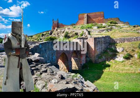 Mittelalterliche Ritter und die Ruinen der Burg Hammershus, die größte Burgruine Nordeuropas an steilen Granit Felsen an der Ostsee gelegen, Bor Stockfoto