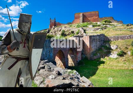 Mittelalterliche Ritter und die Ruinen der Burg Hammershus, die größte Burgruine Nordeuropas an steilen Granit Felsen an der Ostsee gelegen, Bor Stockfoto