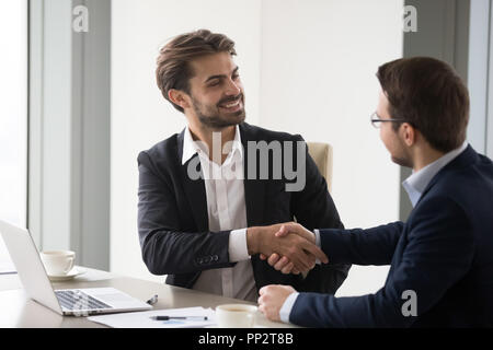 Happy Business Partner handshaking nach der erfolgreichen Konferenz Stockfoto