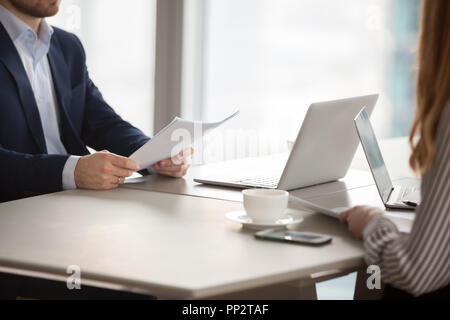 Nahaufnahme von Geschäftspartnern prüfen Vertrag während der Konferenz Stockfoto