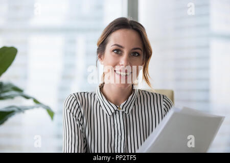 Portrait von lächelnden Geschäftsfrau auf Kamera posieren Stockfoto