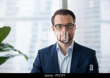 Porträt von Ernst zuversichtlich Geschäftsmann posiert im Amt. Stockfoto
