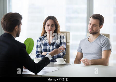 Unzufrieden Paar mit Häusern von Realtor angeboten unzufrieden Stockfoto