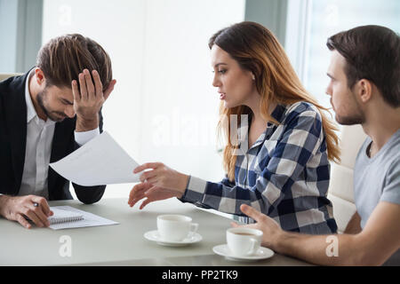 Wütende Frau Streit mit genervt Berater auf Vertrag Fehler Stockfoto