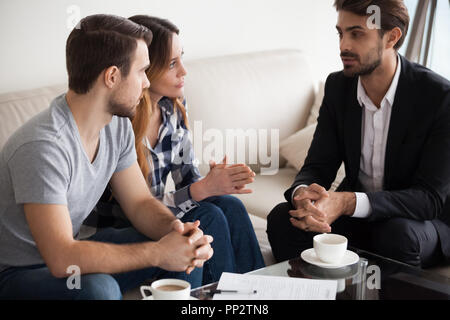 Tausendjährige paar Treffen mit Agenten für die Konsultation Stockfoto