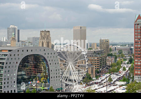 Rotterdam, Niederlande, 8. September 2018: Luftaufnahme der Markt am Samstag auf Binnenrotte Square, auch mit Markthal, Riesenrad und Sai Stockfoto