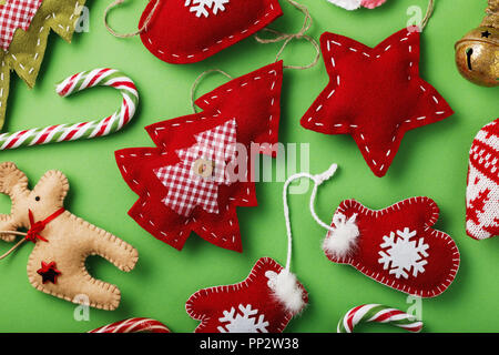 Verschiedene Stofftiere für die Weihnachtsfeiertage mit eigenen Händen gemacht. Ansicht von oben auf den Hintergrund der Geschenke Stockfoto