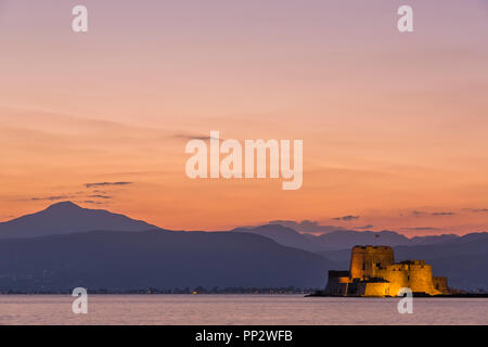 Am Abend Blick auf Festung Bourtzi mit Bergen im Hintergrund in Nafplio Stockfoto