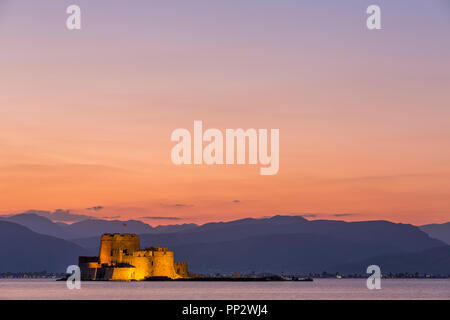 Am Abend Blick auf Festung Bourtzi mit Bergen im Hintergrund in Nafplio Stockfoto