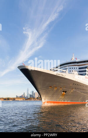 Cunard Cruise Liner Queen Mary 2 ist dargestellt in Brooklyn, New York angedockt. Der Liner ist das Flaggschiff der Cunard Flotte. Stockfoto