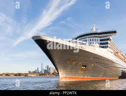 Cunard Cruise Liner Queen Mary 2 ist dargestellt in Brooklyn, New York angedockt. Der Liner ist das Flaggschiff der Cunard Flotte. Stockfoto