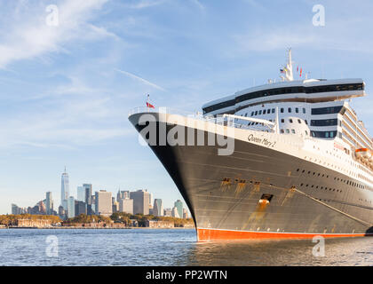 Cunard Cruise Liner Queen Mary 2 ist dargestellt in Brooklyn, New York angedockt. Der Liner ist das Flaggschiff der Cunard Flotte. Stockfoto