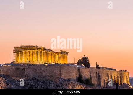 Die Akropolis in Athen bei Sonnenaufgang, vom Hügel der Musen gesehen Stockfoto