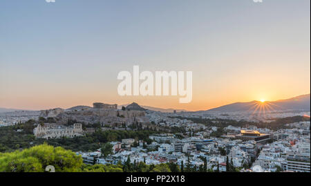 Die Akropolis in Athen bei Sonnenaufgang, vom Hügel der Musen gesehen Stockfoto