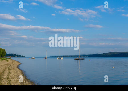 Stille See mit Ankern Yachten in Atmosphäre am Abend Stockfoto