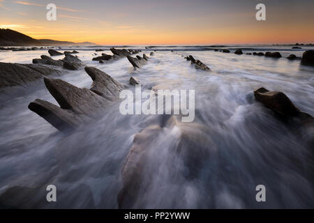 Sonnenuntergang über Sakoneta Strand (guipuzcoa) Stockfoto