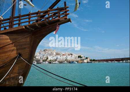 Der Bug des Santa Lucia replik Schiff im Hafen und für die Öffentlichkeit zugänglich als Ausstellung für Touristen. Im Hintergrund die Burg von Peniscola, Spanien Stockfoto