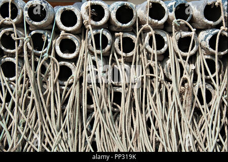 In der Nähe von Meer schwimmt durch die Fischerboote verwendet ihre Netze für die schleppnetzfischerei Fische zu werfen Stockfoto