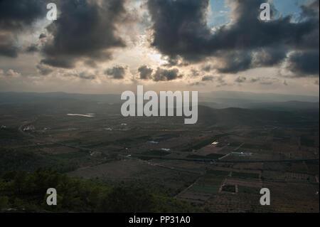 Dunkle stürmische Wolken brechen den Sonnenuntergang über der Landschaft der nördlichen Costa del Azahar, Spanien Stockfoto