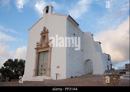 Die schöne weiße Kirche von Santa Lucia steht hoch oben und Befehle, die einen Panoramablick auf die Costa Azahar und Küsten in Spanien. Stockfoto