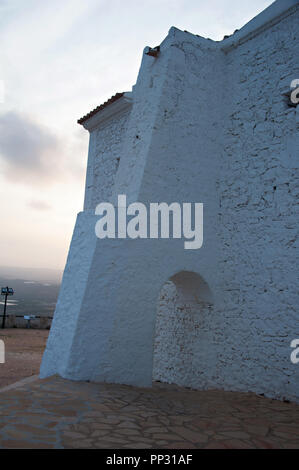 Die schöne weiße Kirche von Santa Lucia steht hoch oben und Befehle, die einen Panoramablick auf die Costa Azahar und Küsten in Spanien. Stockfoto