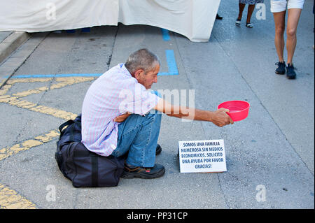 Ein spanischer Mann in einem belebten Markt Straße in Spanien betteln Stockfoto