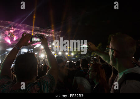 NOVI SAD, Serbien - Juli 12, 2018: Die Menschen erhöhen ihre Hände und machen eine Facebook Live Aufnahme der Eröffnungskonzert der Exit Festival 2018, Th Stockfoto