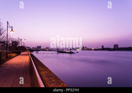 Thames River am Abend von Woolwich Royal Arsenal. Stockfoto
