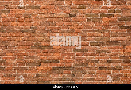 Sehr altes Mauerwerk aus rotem Backstein. Wand mit Gips abgefallen