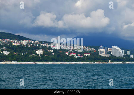 Blick auf die Stadt aus einem Meer Seite in Sotschi, Russland Stockfoto