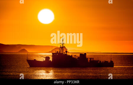 Kinsale, Cork, Irland. 19. Mai 2017. Naval patrol Schiff L. É. Orla Silhouette gegen die aufsteigende Sonne am alten Kopf von Kinsale, Cork, Irland. Stockfoto