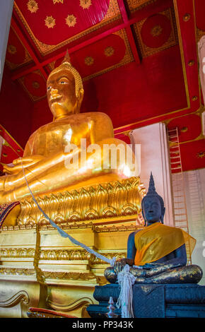 Big Buddha Statue Phra Wihan Mongkhon Bophit Tempel für Beten in Ayutthaya Thailand. Ist eine der größten Buddha Bild in Thailand Stockfoto