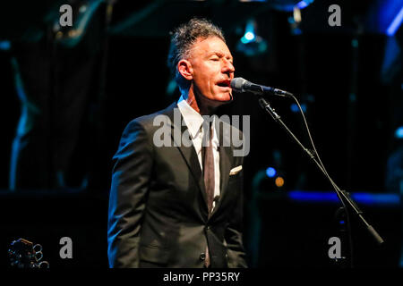 Musik Artist Lyle Lovett und seine großen Band führt in Durham, North Carolina als Teil ihrer Tour 2018. Lyle Lovett Pearce ist eine US-amerikanische Country Sänger, Songschreiber und Schauspieler. Seit 1980 hat er 13 Alben aufgenommen und veröffentlicht 25 Singles. Stockfoto