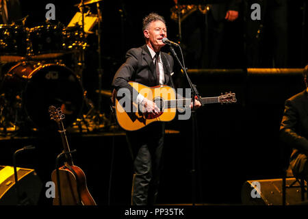 Musik Artist Lyle Lovett und seine großen Band führt in Durham, North Carolina als Teil ihrer Tour 2018. Lyle Lovett Pearce ist eine US-amerikanische Country Sänger, Songschreiber und Schauspieler. Seit 1980 hat er 13 Alben aufgenommen und veröffentlicht 25 Singles. Stockfoto