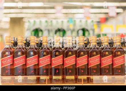 Kiew, Ukraine. 15. Juli 2018. Flaschen Johnnie Walker Whisky auf Speicherregalen zum Verkauf in SB-Warenhaus. Whisky auf dem Regal im Supermarkt Stockfoto