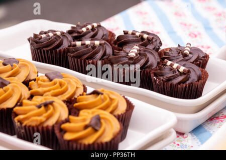 Hausgemachte Schokolade Cupcakes auf einem Marktstand Stockfoto