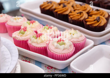 Hausgemachte Erdbeere Cupcakes auf einem Marktstand Stockfoto