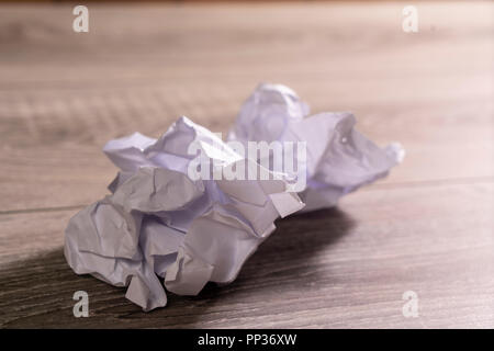 Zerknitterte weißen Blatt Papier Stockfoto