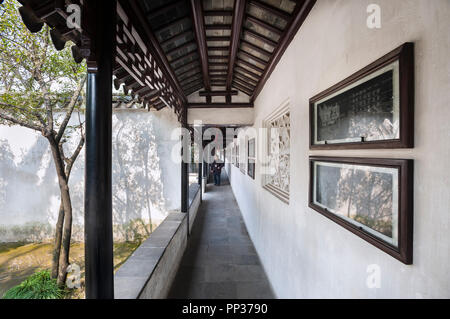 BOWEN ROAD, Wan Chai - Sept. 2013 - Zwei Läufer Ansatz einer Stadt Grenzmarkierungen auf Bowen Road, Hong Kong Island. Stockfoto