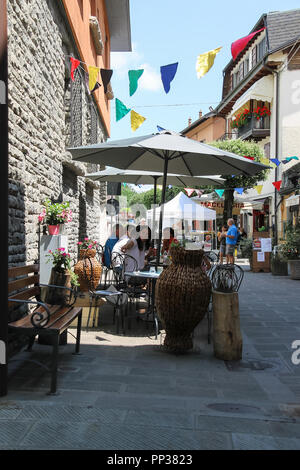 Fanano, Italien - 3. Juli 2016: Menschen auf schöne Straße der kleine malerische Stadt in der Emilia Romagna Provinz Stockfoto