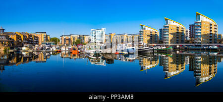 Panoramablick auf Limehouse Basin, Hausboote, Marina und Wohngebäuden, London, UK Stockfoto