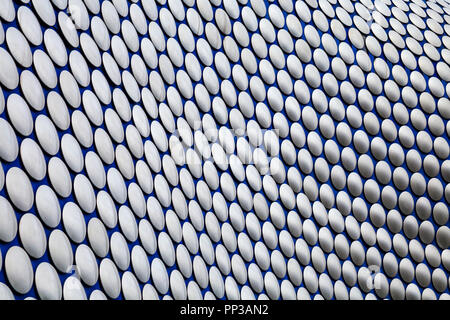 In der Nähe der Stierkampfarena Selfridges durch zukünftige Systeme im Zentrum von Birmingham, Großbritannien, Stockfoto