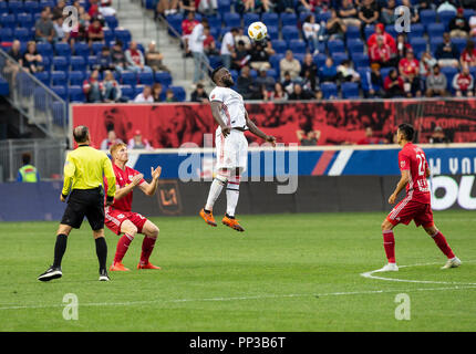 Harrison, USA. 22 Sep, 2018. Jozy Altidore (17) von Toronto FC ball Kontrollen bei den regelmäßigen MLS Spiel gegen New York Red Bulls in der Red Bull Arena Red Bulls gewann 2 - 0 Credit: Lev Radin/Pacific Press/Alamy leben Nachrichten Stockfoto