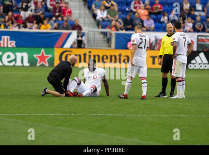 Harrison, USA. 22 Sep, 2018. Verletzte Jozy Altidore (17) von Toronto FC erhält medicao Aufmerksamkeit während der regulären MLS Spiel gegen New York Red Bulls in der Red Bull Arena Red Bulls gewann 2 - 0 Credit: Lev Radin/Pacific Press/Alamy leben Nachrichten Stockfoto