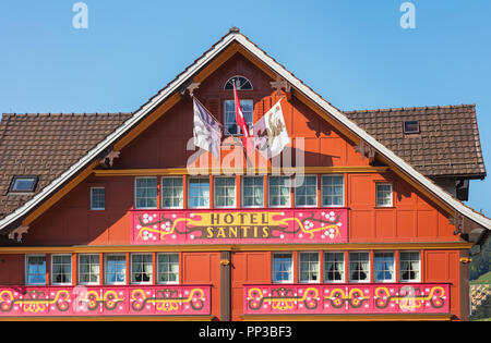 Appenzell, Schweiz - 20. September 2018: Der obere Teil des Gebäudes der Romantik-Hotel Santis in der Stadt Appenzell, Blick von der Landsgemeinde Stockfoto